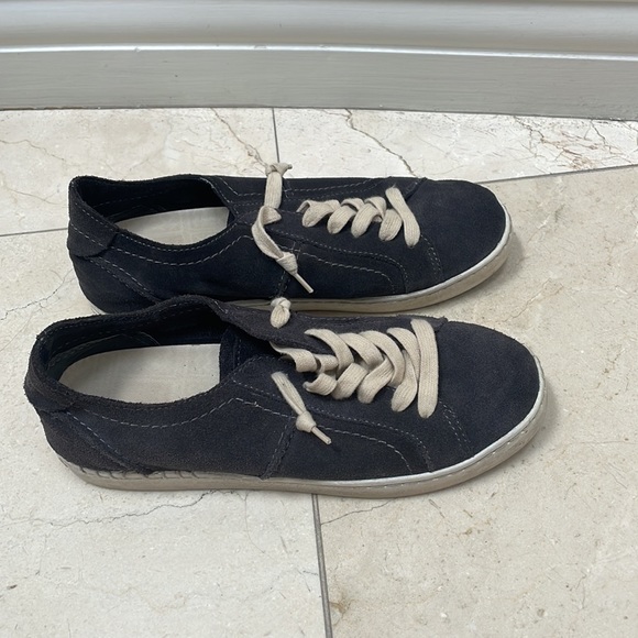 Dolce Vita Sneakers - Picture 2 of 3